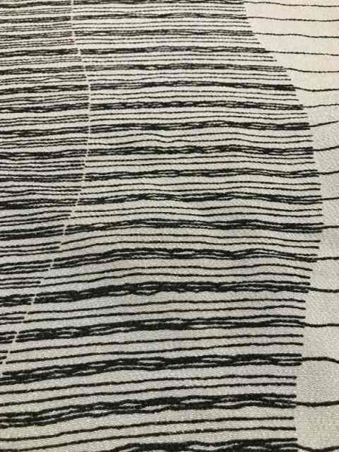 特選 【中古】 小紋 正絹 薄グレー地によろけ縞模様 単衣着物 裄66 M  