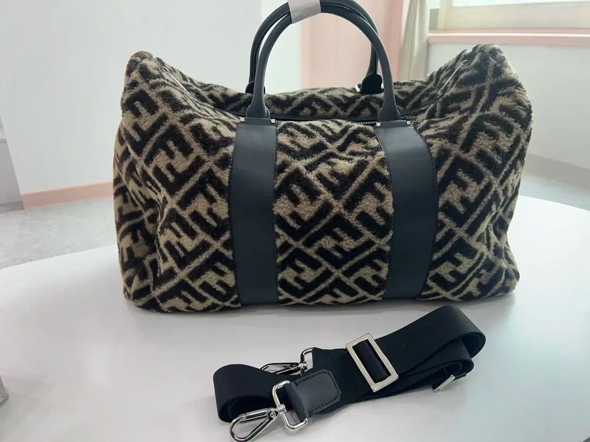 Fendi ダッフルバッグ 本物のシアリングバッグ 販売