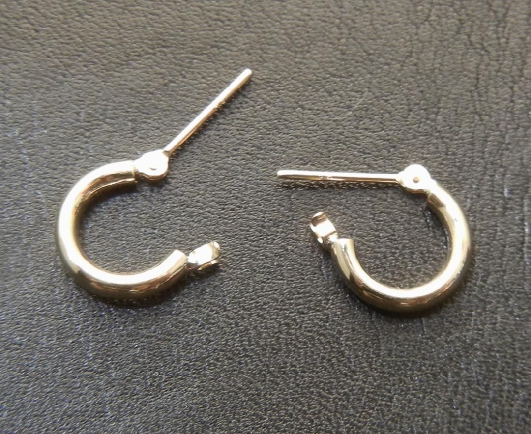 注目商品 新品K18 YG ピアス 2x10mm - アクセサリー