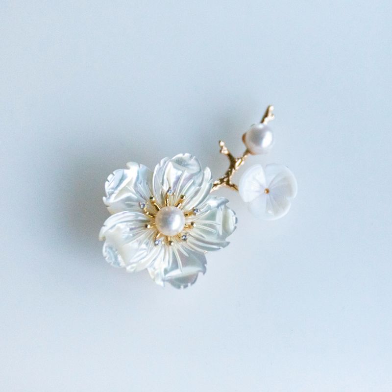 CHANEL ブローチ単品　白蝶貝花型ブローチ CHANEL ブローチ単品 白蝶貝花型ブローチ CHANEL ブローチ単品