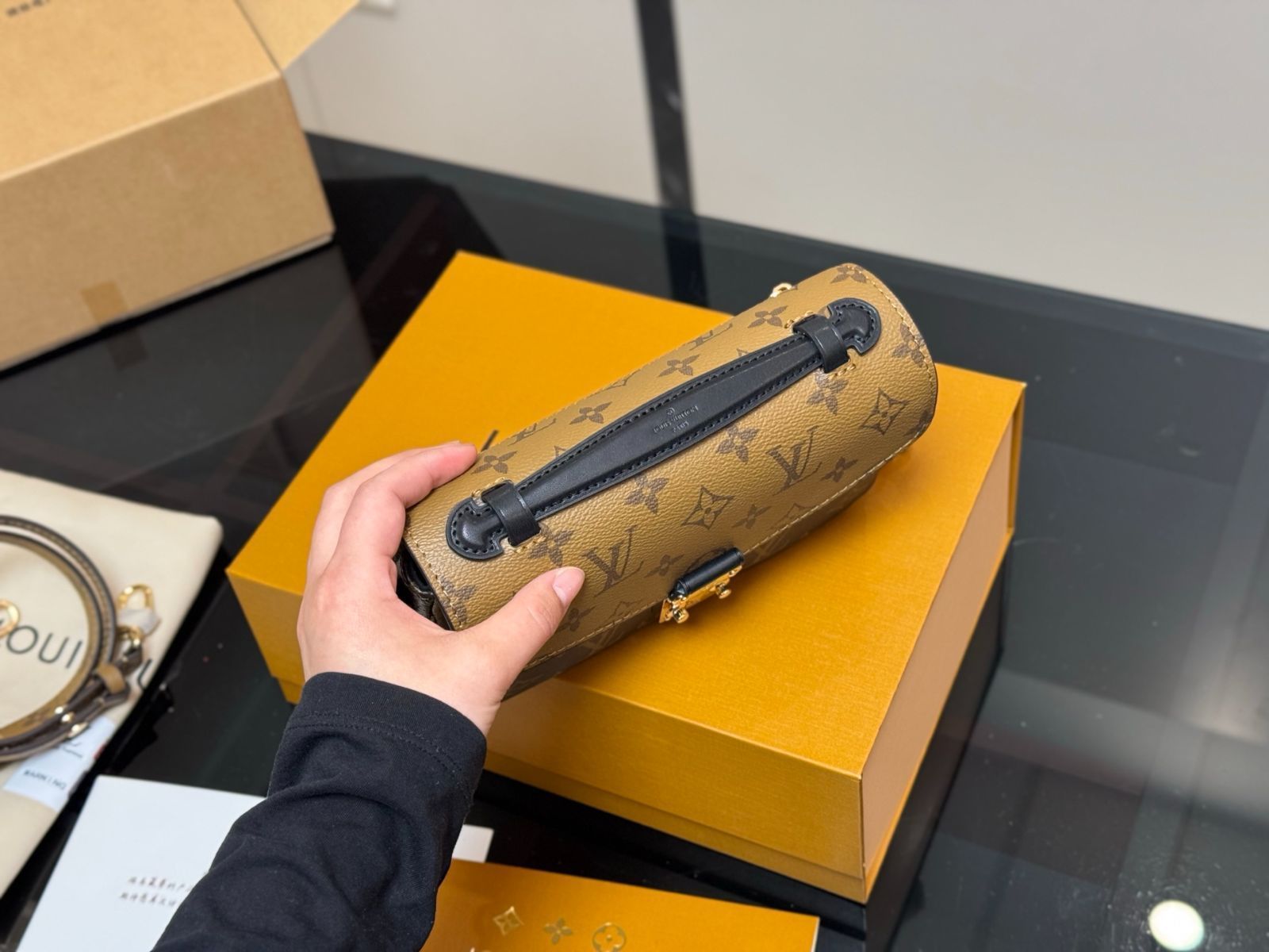 LOUIS VUITTON アベス　メッセンジャーバッグ　モノグラム 今日特価】LV Monogram Messenger Bag ルイ・ヴィトン