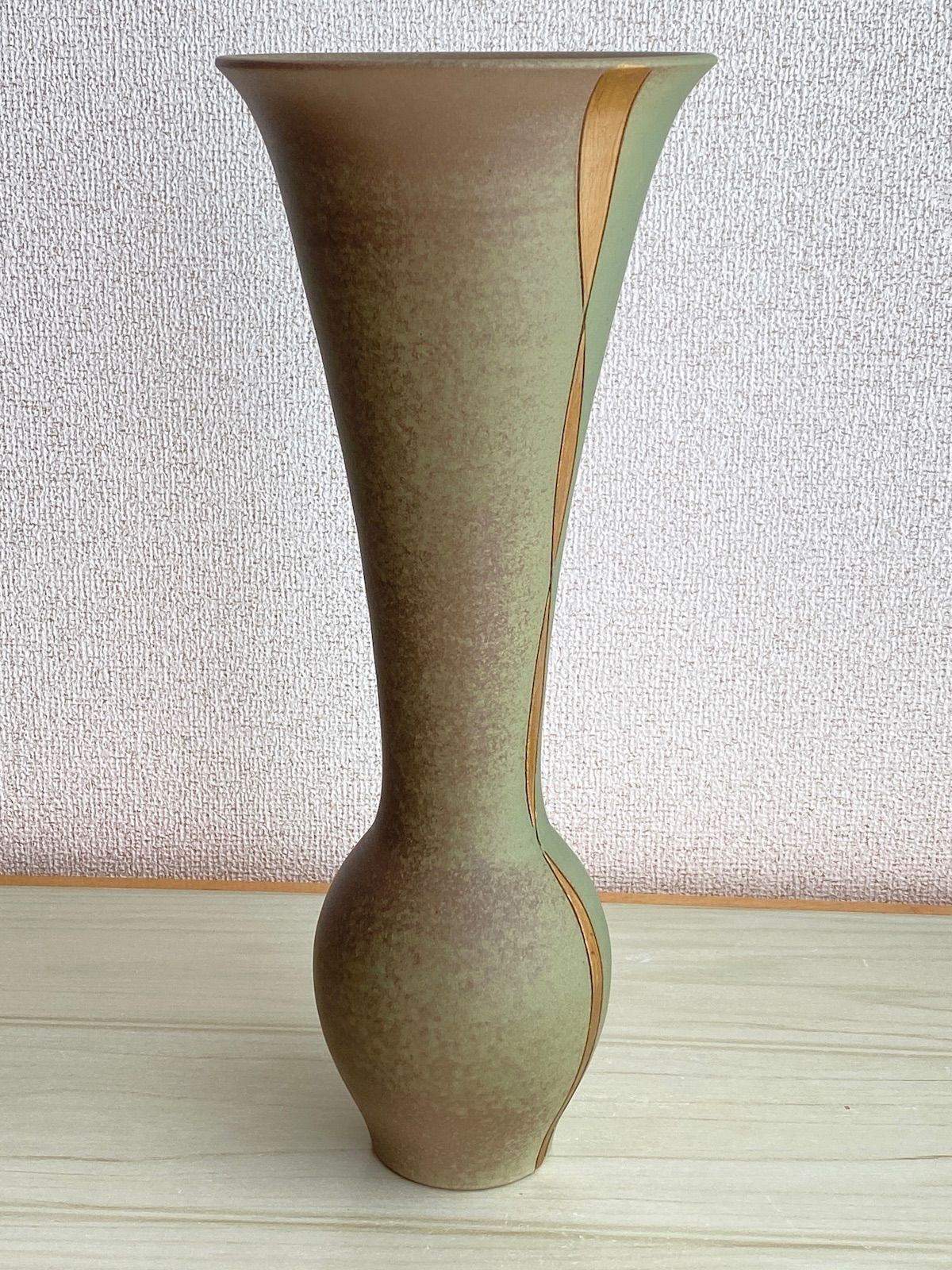 KB131】陶器 花瓶 かぶら型 立華 緑と茶に金紋様 直径約14cm 高さ約