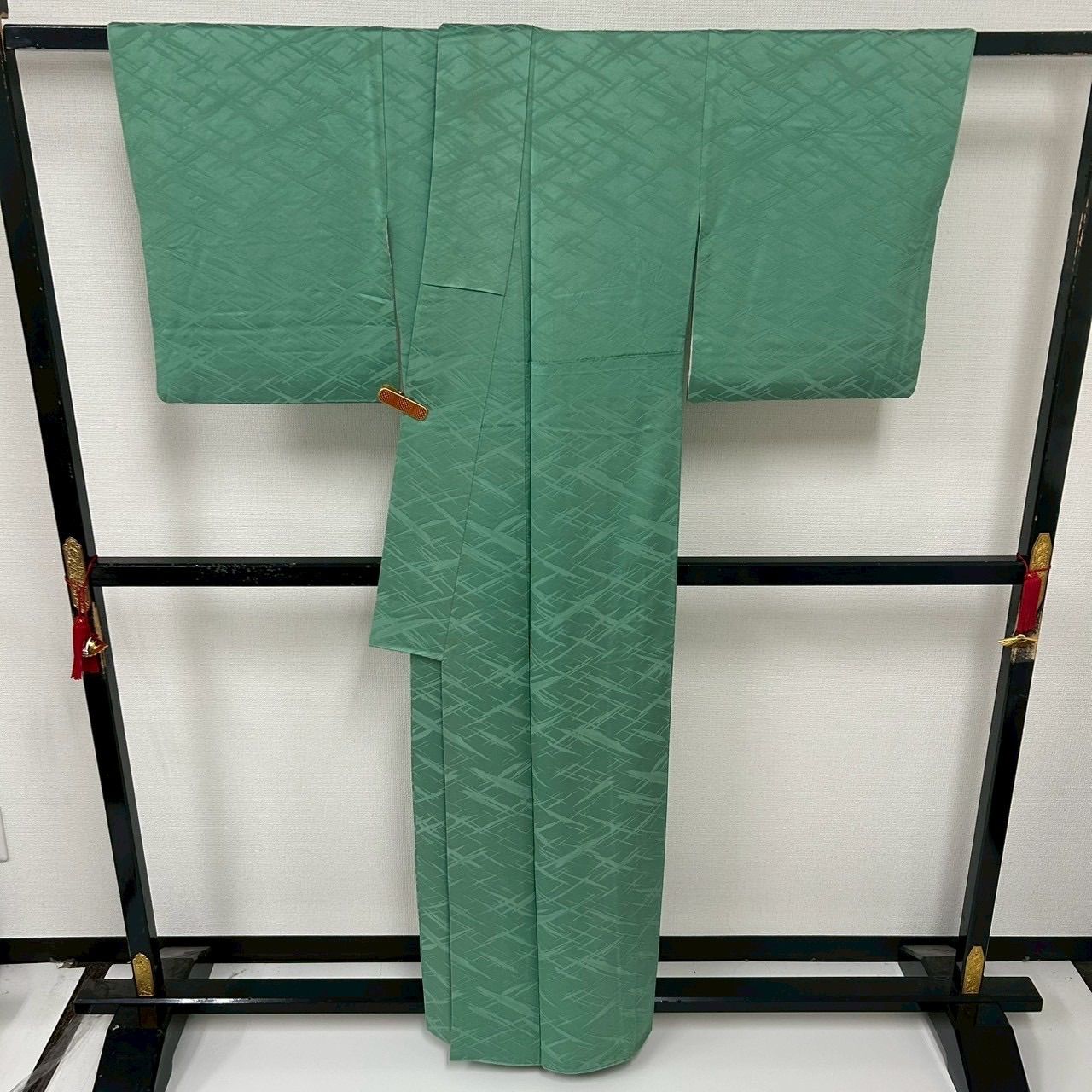 粋です、ゆったり身幅ワントーンの色合いがシンプルでモダンな正絹お召しのお着物です 粋な縦縞模様 正絹 お召し 着物