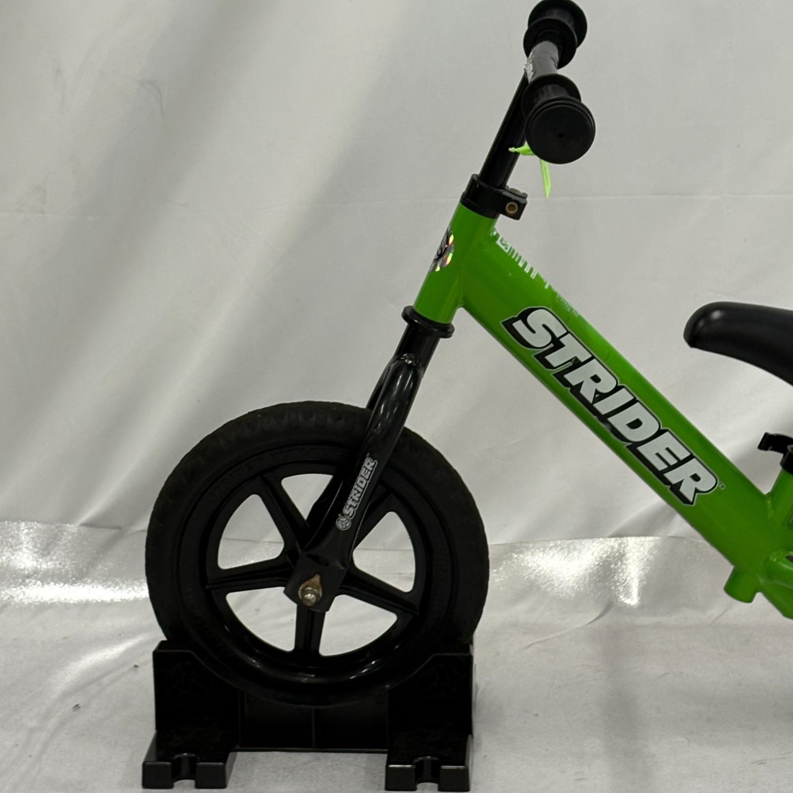 【美品】STRIDER ストライダー　グリーン　緑　バランスバイク Amazon.co.jp: STRIDER(ストライダー) 12 SPORT (スポーツ