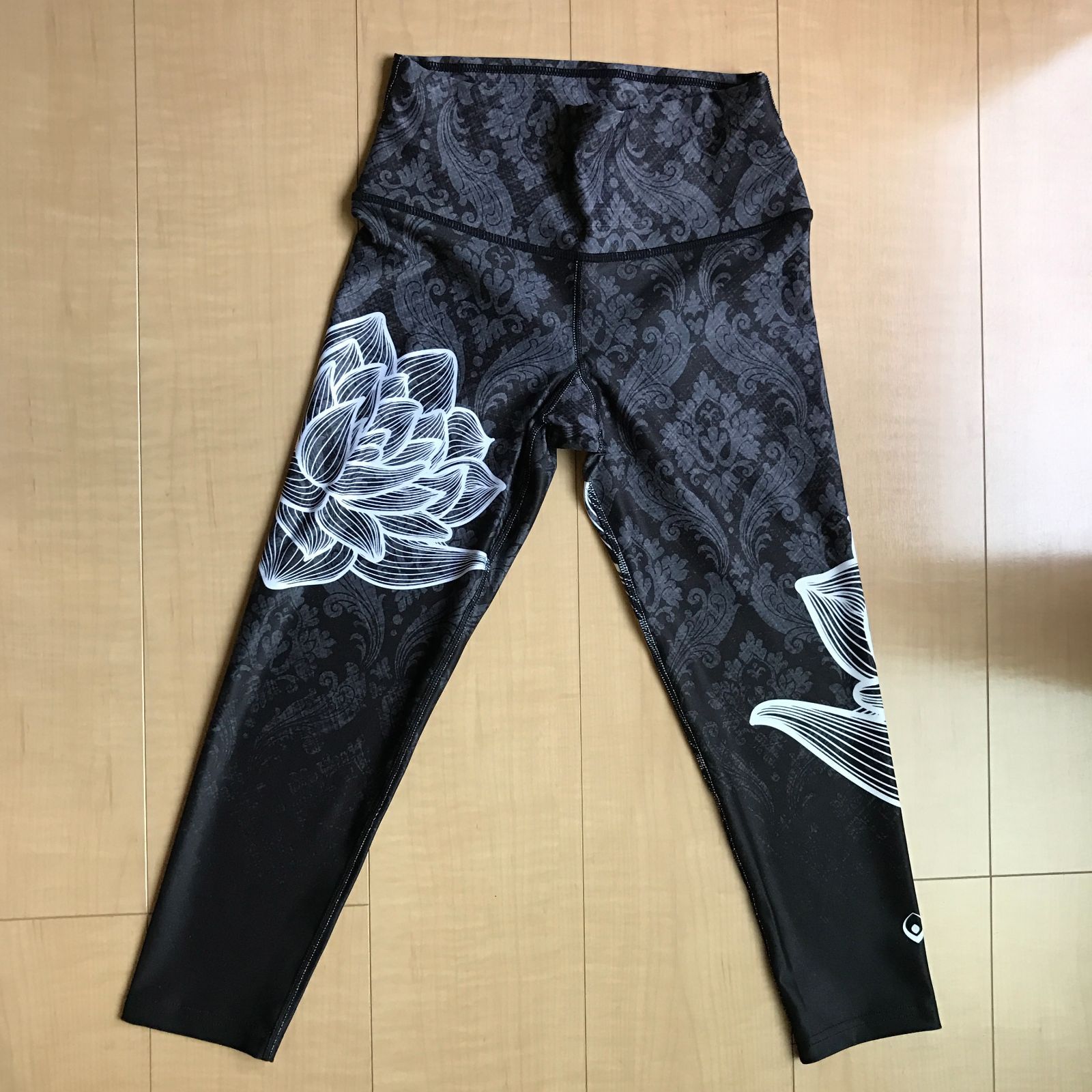 Lotus柄【新品】inner fireヨガレギンス カプリ丈 inner fireヨガレギンス カプリ丈 Lotus柄-在庫有り即納