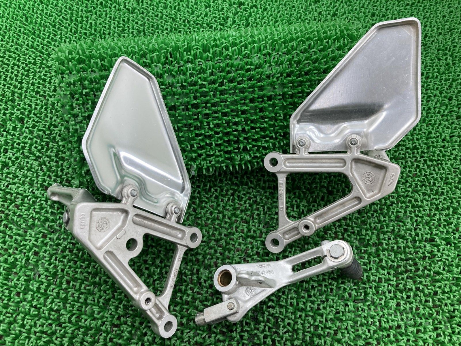 RSV1000ミレ ステップ 左右 E11881 アプリリア 純正 中古 トゥオーノ