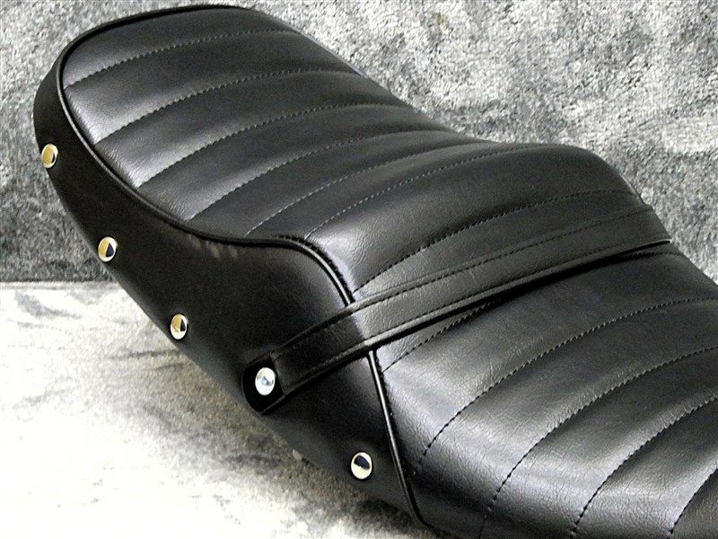 ゼファーΧ 黒皮 鋲打ち タックロールシート|ボタン ブラック あんこ抜き ゼファー400χリベット ZR400G 96-09 G1 G2 G3 G4 G5 G6 G7 G8 送料無料