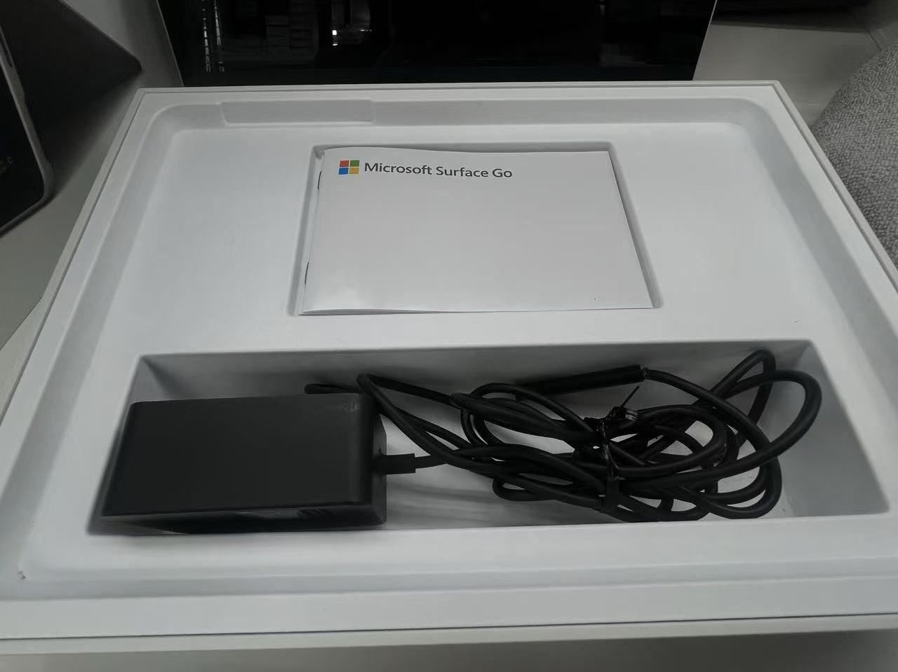 Surface Go Lxk-00014 美品 Surface Go マイクロソフト LXK-00014【Pentium Gold 4GB 64G