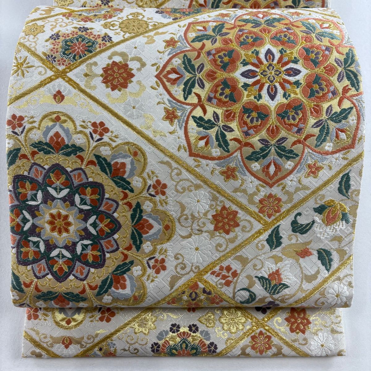 袋帯 落款 振袖向き 華文 花唐草 金糸 箔 灰白 六通 正絹