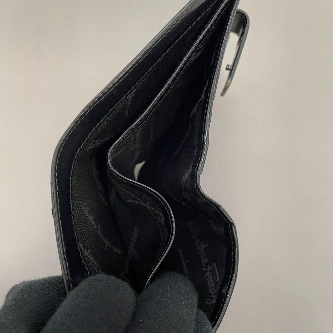 美品 フェラガモ 二つ折り財布 サフィアーノレザー ガンチーニ 黒