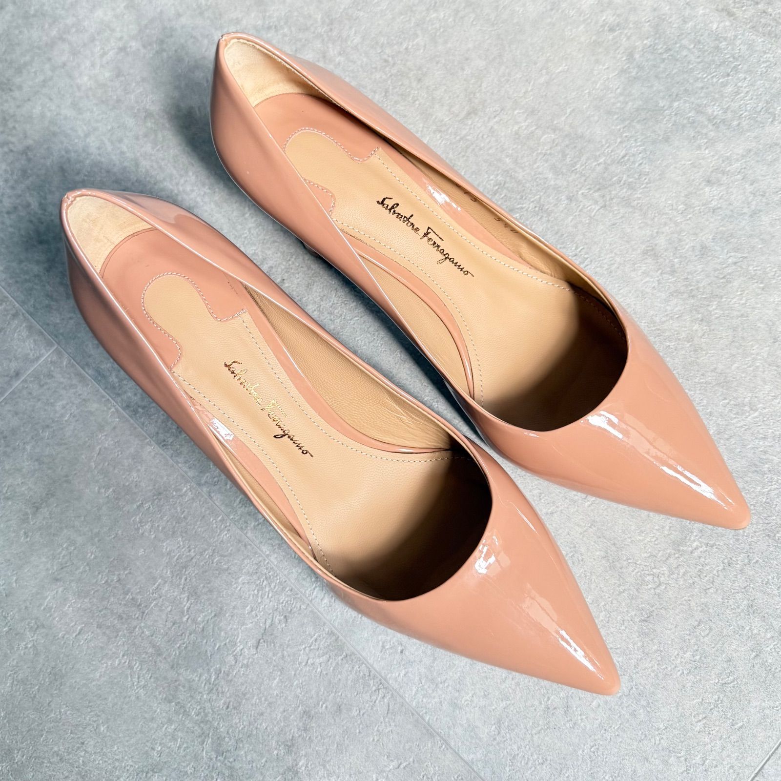 SalvatoreFerragamo サルヴァトーレフェラガモ フラワーヒール パンプス ピンクベージュ 5 1 2 D 23cm