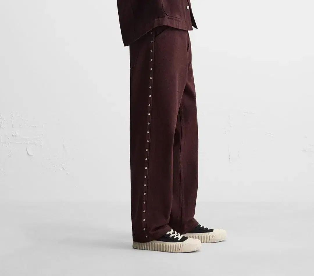 ZARA(ザラ) スタッズ バンド ジーンズ バーガンディー 32 新品