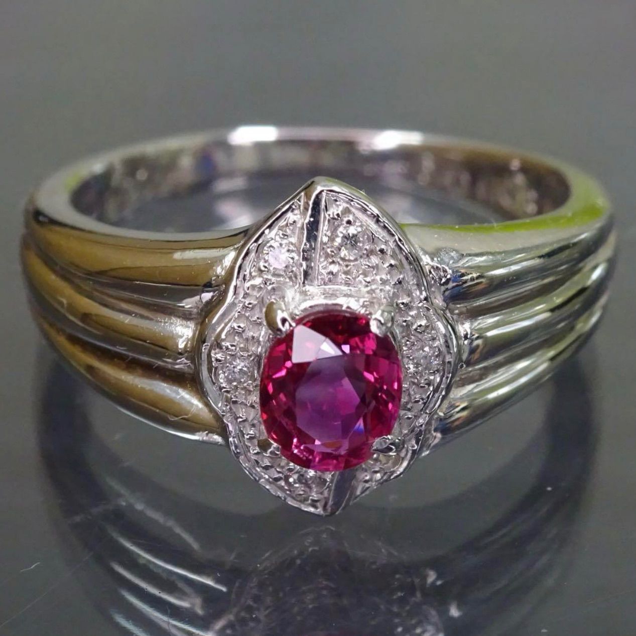 プラチナ pt900 天然ルビー0.46ct 天然ダイヤモンド0.03ct デザイン