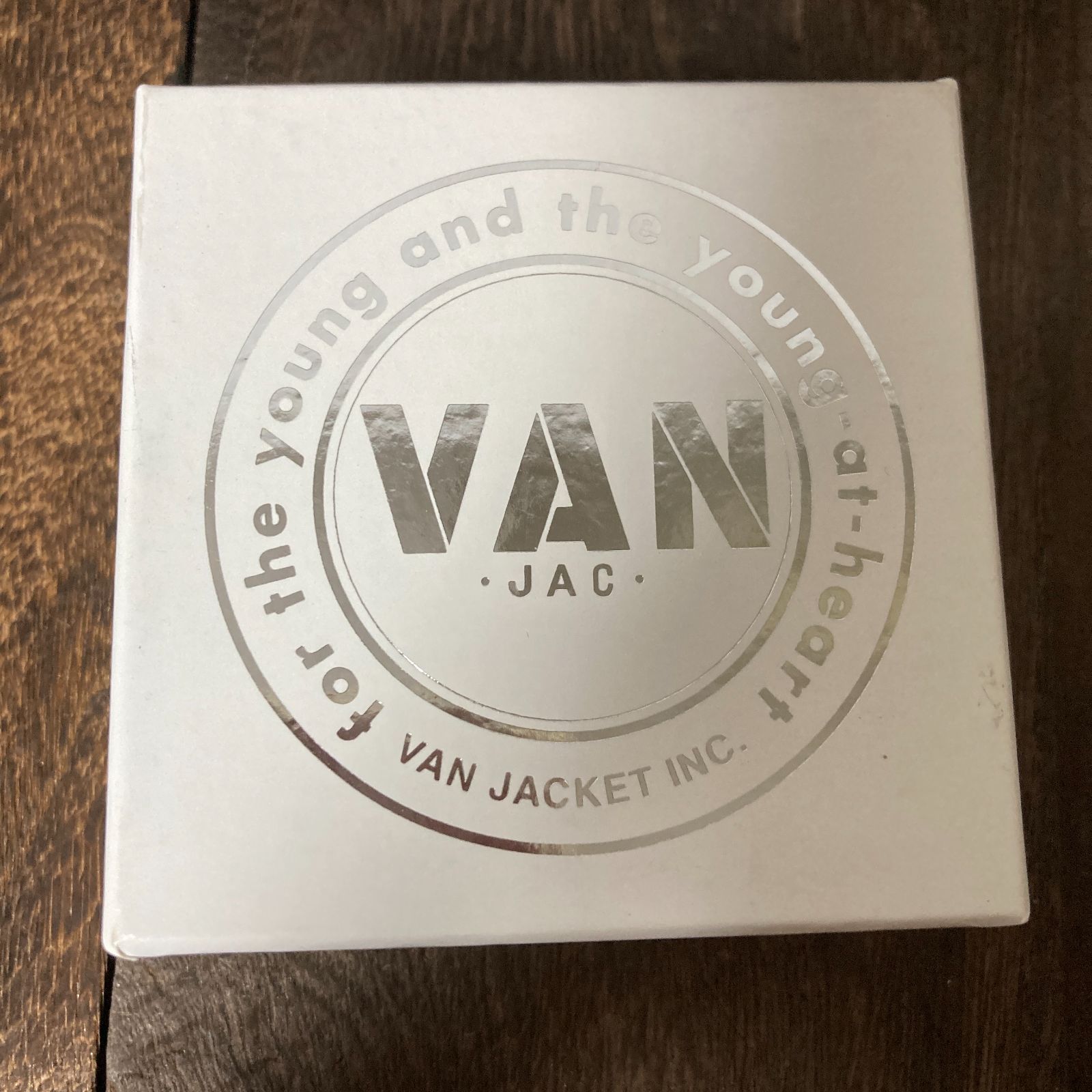 未使用 VAN JAC ヴァン カーエンブレム カーバッジ J ロゴ 箱 2 VAN JAC カーバッジ ロゴ エンブレム ヴァンジャケット - メルカリ