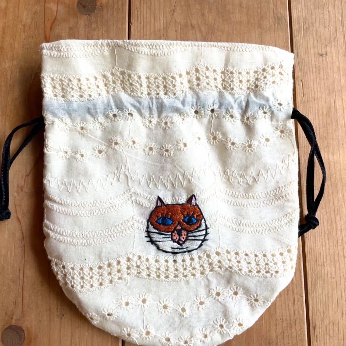ハンドメイド 猫の刺繍 巾着 - メルカリ