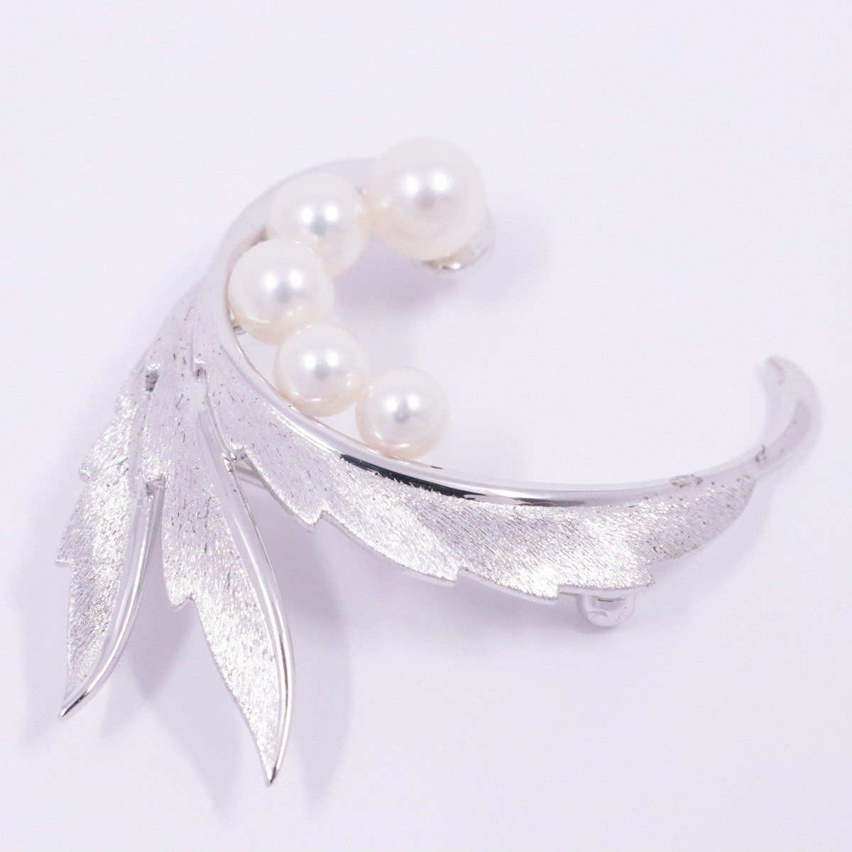 MIKIMOTO ミキモト リーフモチーフ ブローチ シルバー/パール5粒【いおき質店】 - メルカリ
