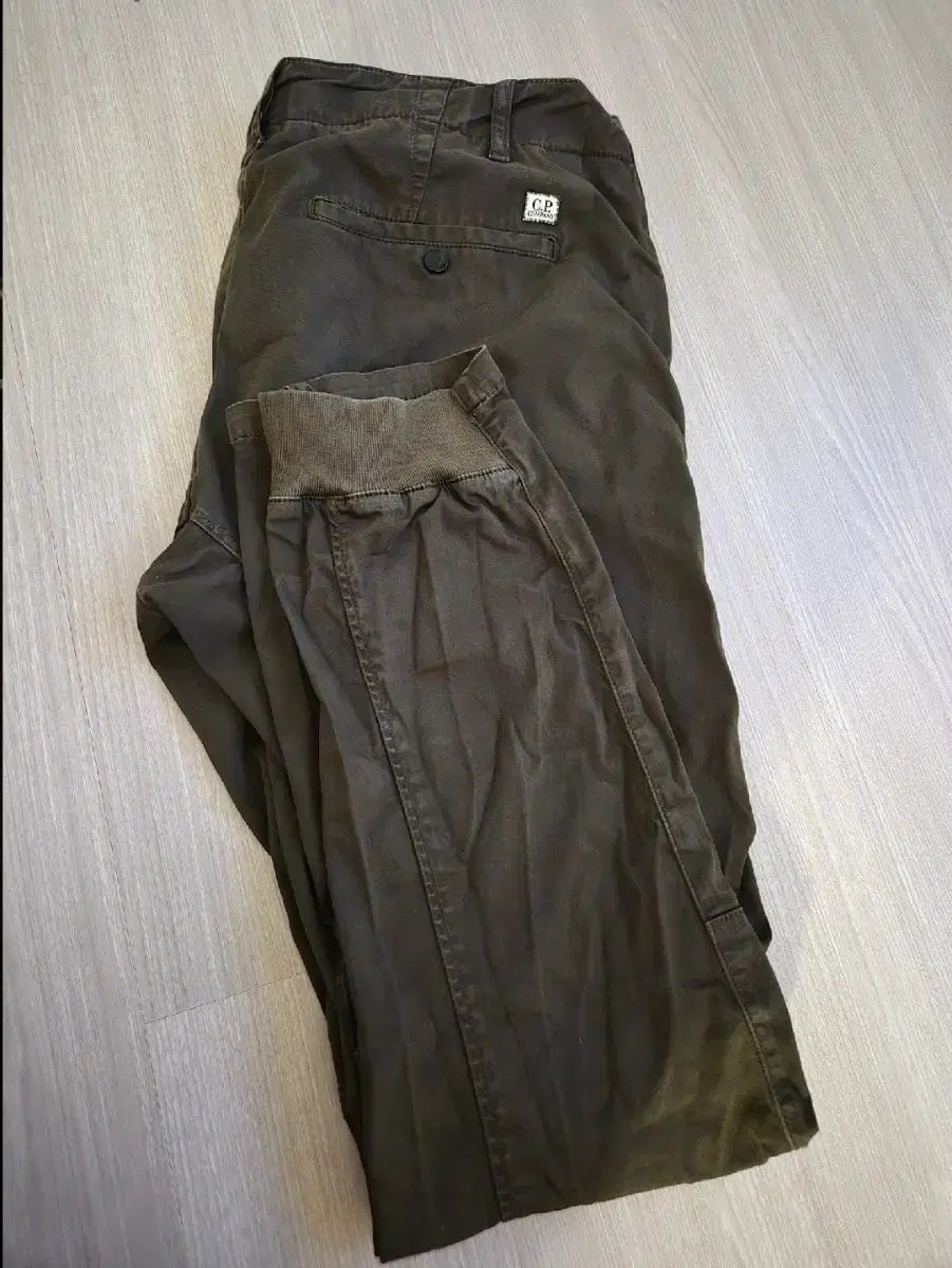 C.P. COMPANY シーピーカンパニー メンズ カーキ色 ズボン 48