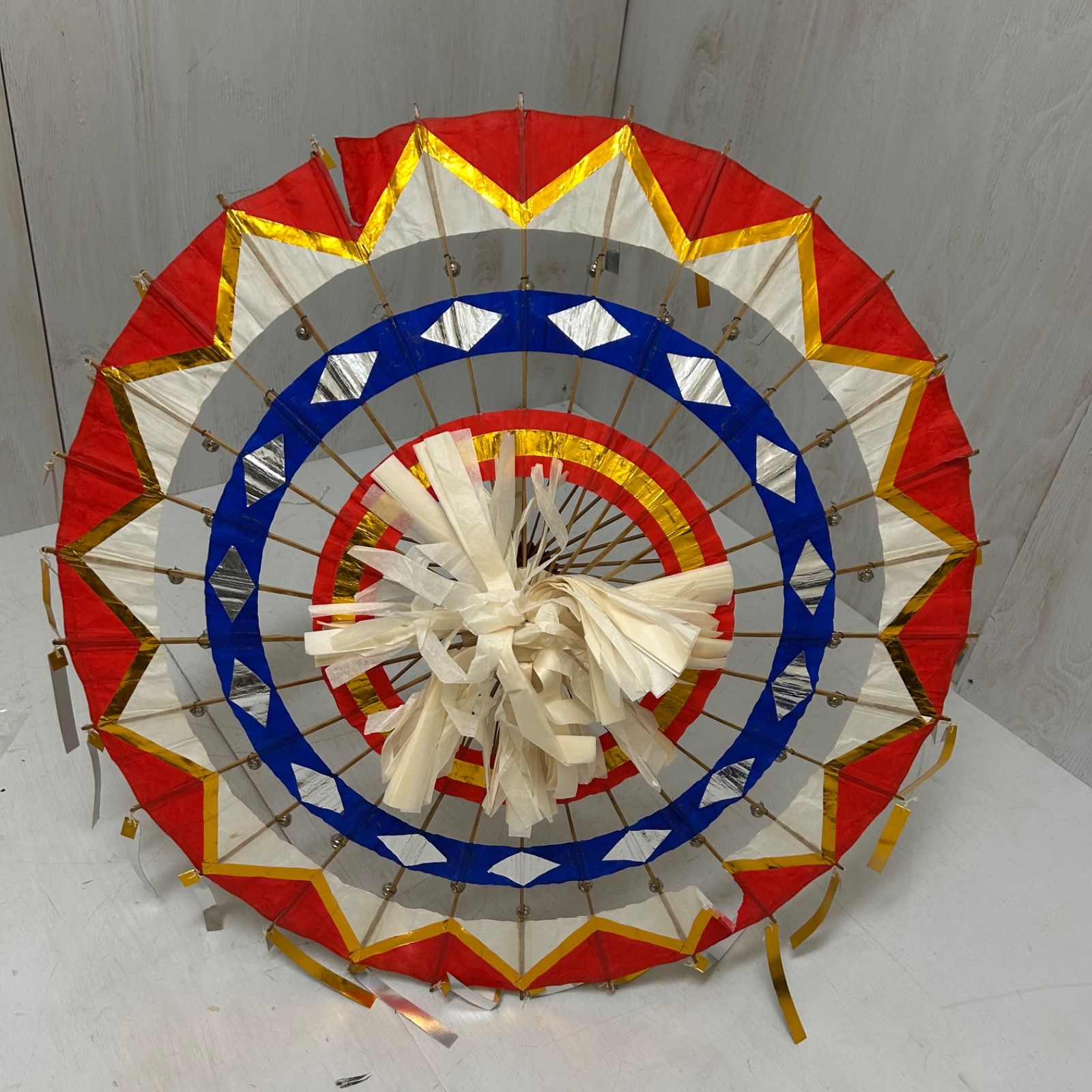 踊り傘 鳥取 しゃんしゃん祭り 和傘 鈴付き 舞台 小道具 インテリア 小物格安 破れあり》鳥取 しゃんしゃん祭り 和傘 踊り傘 しゃんしゃん傘