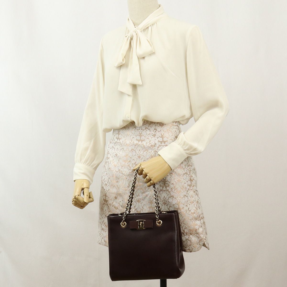 【極美品】フェラガモ トートバッグ　ヴァラ　チェーン　レザー　2way マゼンタ fujino-y-shop_fer-8111-2023298