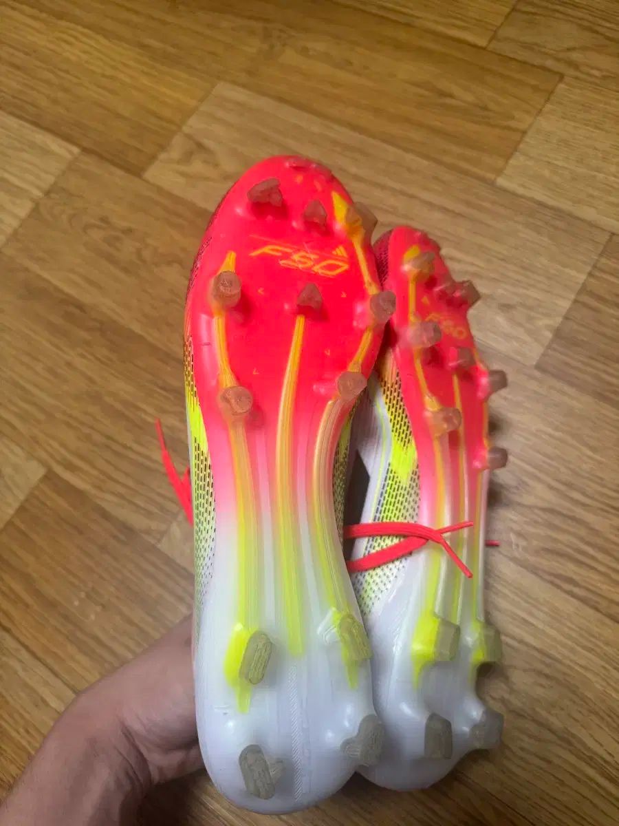 アディダスサッカーシューズ
