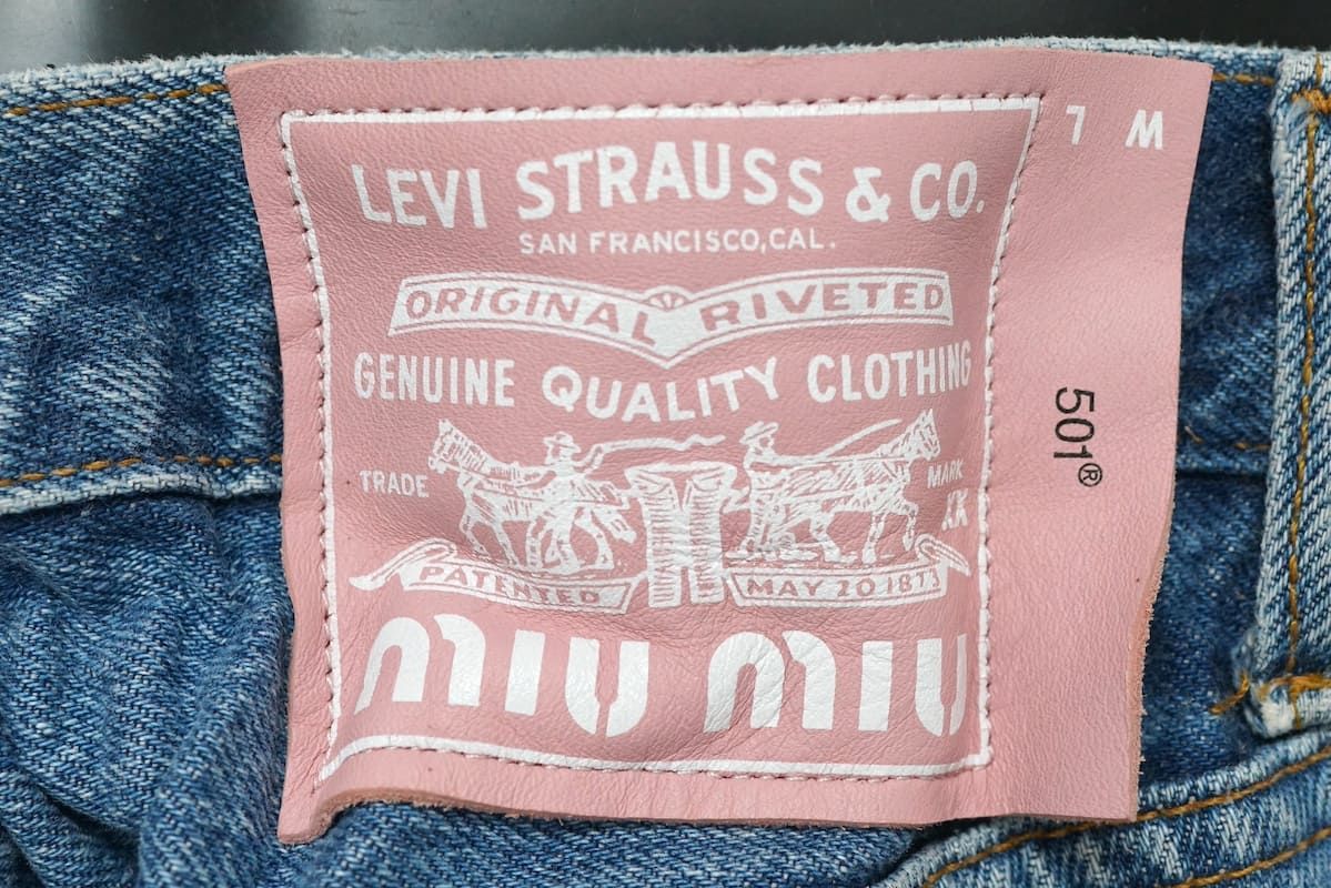 稀少 MIUMIU Levi's ミュウミュウ リーバイス パフスリーブ ダッチェスシルク 501 デニムパンツ ジーンズ ダメージ加工 24サイズ GWP408 1Y53【中古】