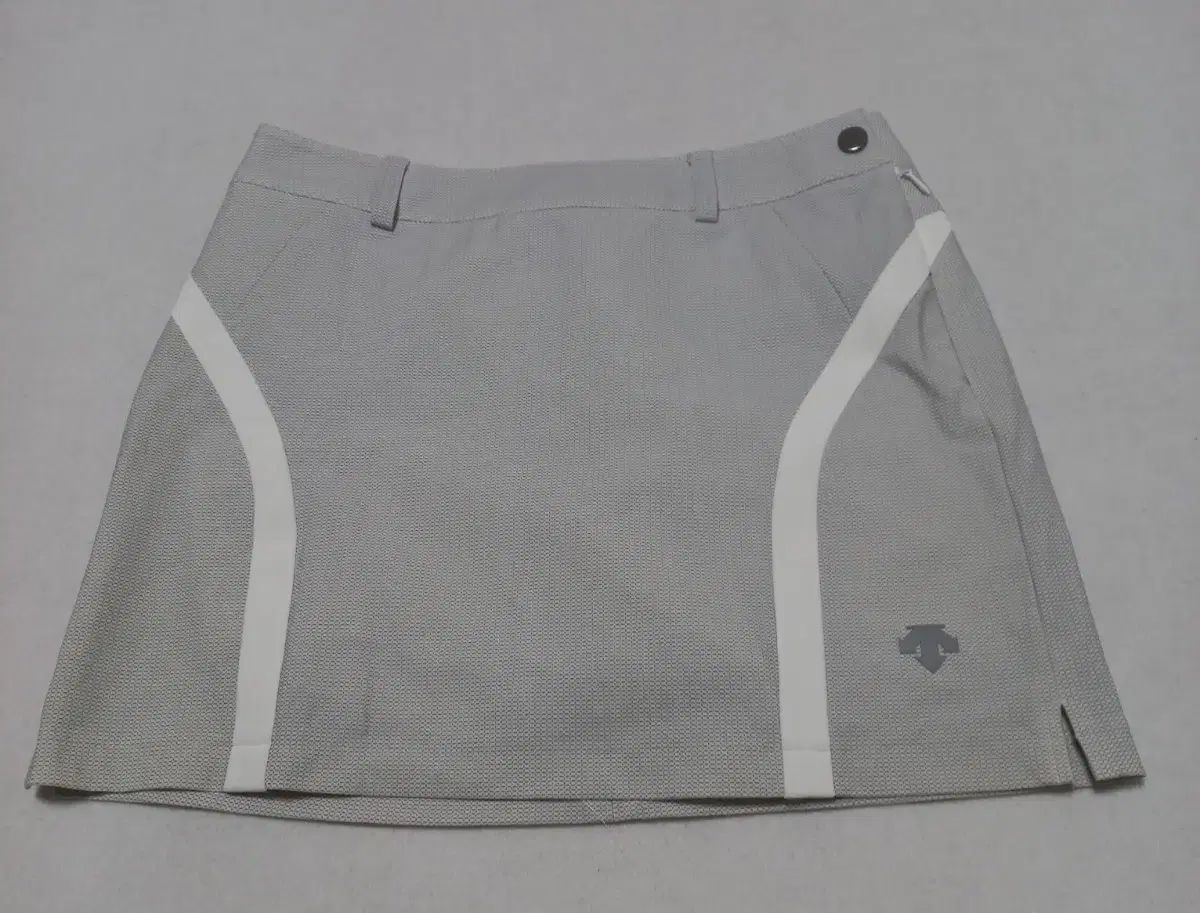 DESCENTE - デサントゴルフ⭐︎ 大人気即完売SSサイズ⭐︎ ロゴラバープリントスカート デサント₍DESCENTE) ゴルフスカート 64 S - メルカリ