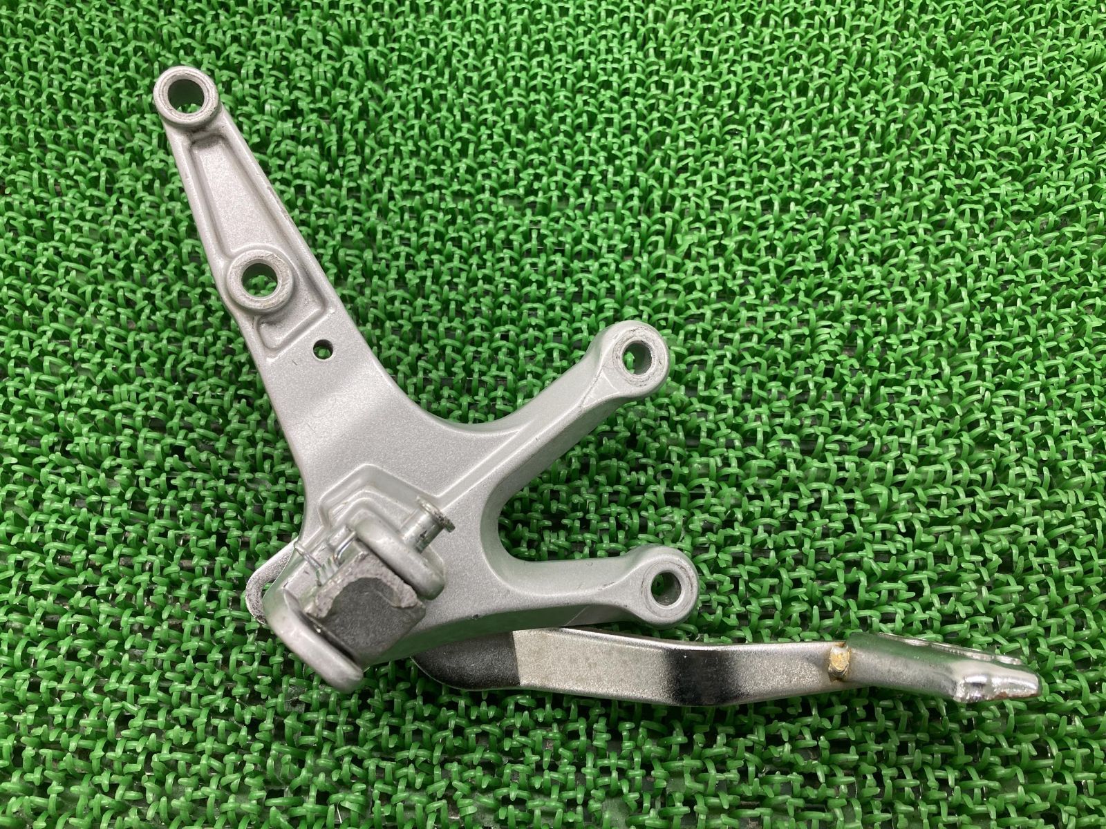YZF-R25 ステップ 右 1WD ヤマハ 純正 中古 バイク 部品 RG10J 曲がり無し ブレーキペダル 品薄 希少品 車検 Genuine