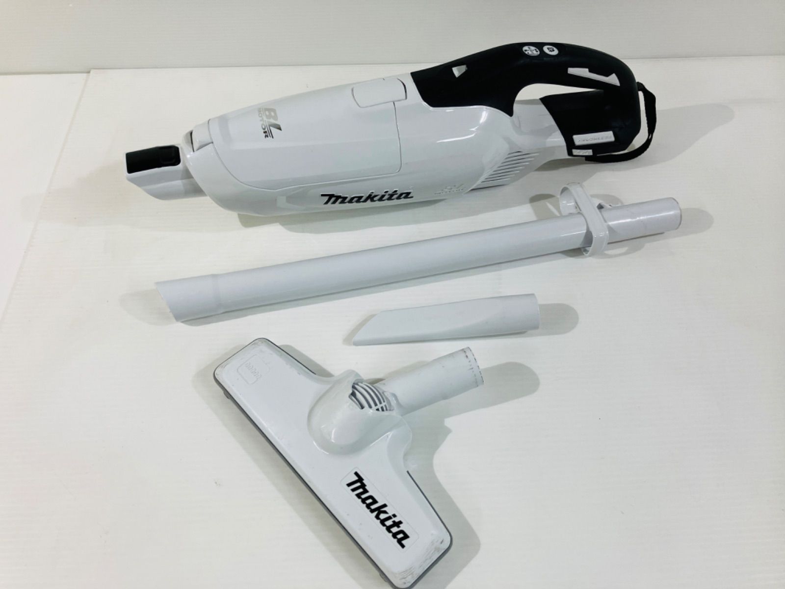 Makita マキタ 充電式クリーナー 18V CL282FD お家の お掃除 軽量 簡単 充電式 株式会社マキタ ジャンク品 動確無し バッテリー無し 現状品 1.21kg
