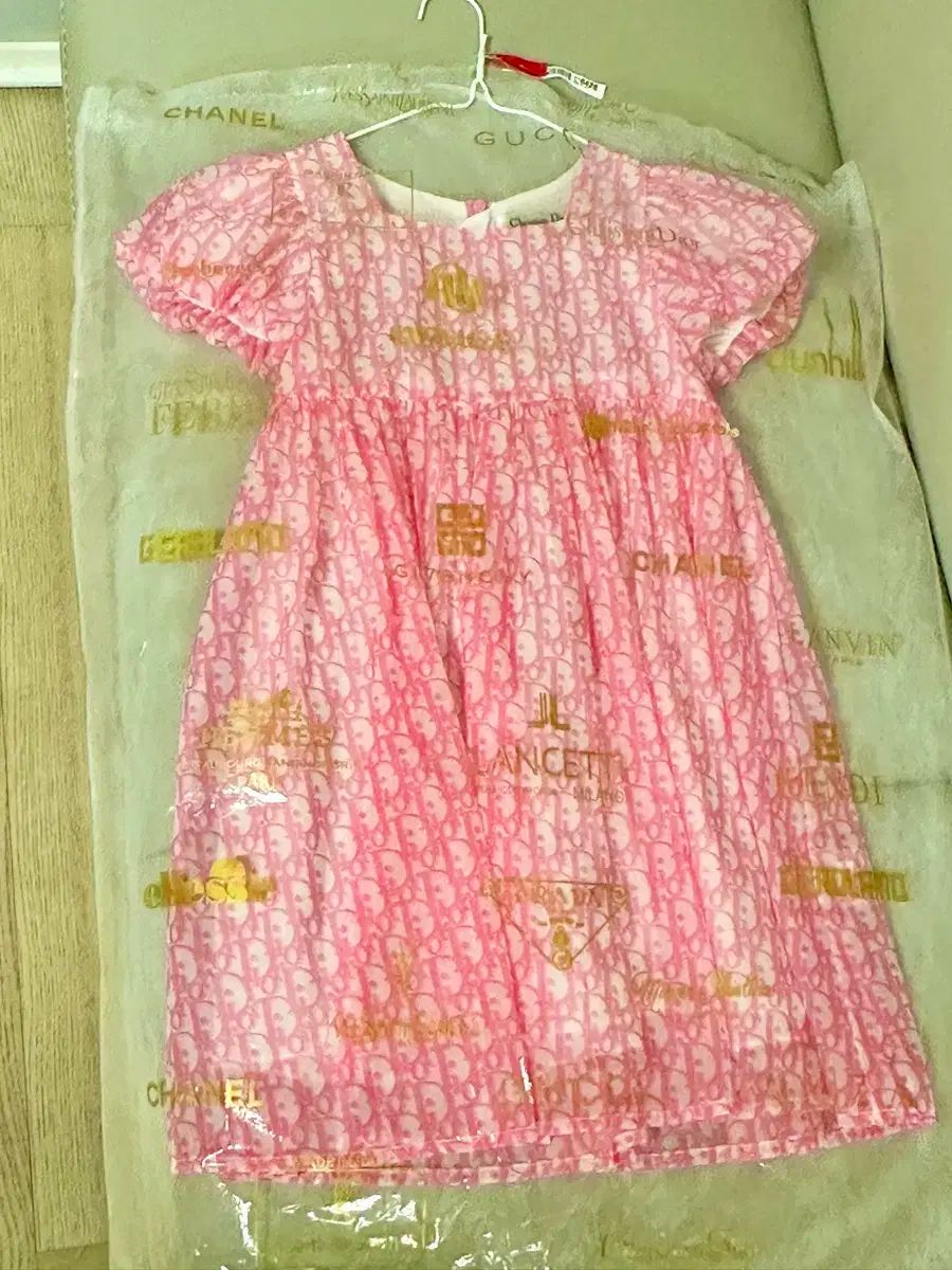 安い，新品 Dior(ディオール) ワンピース 女児 140 サイズ ワンピース
