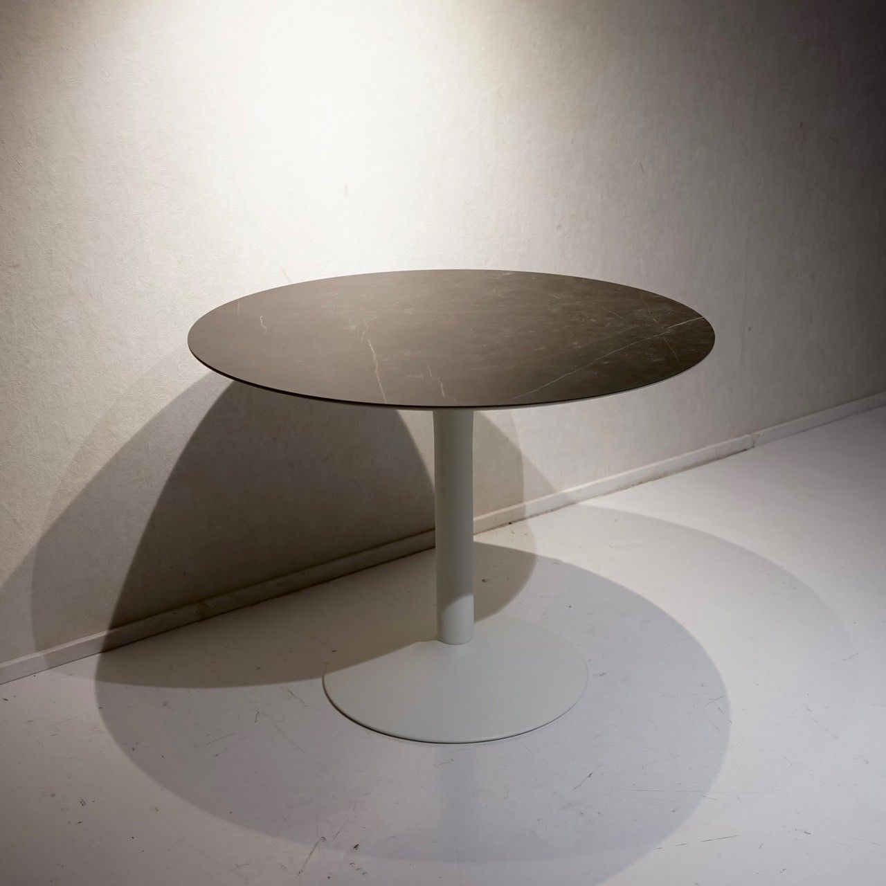 L3705-299 英国ヴィンテージ 北欧 ラウンドテーブル テーブル キッチン L3705-299 英国ヴィンテージ カフェテーブル 北欧 ラウンド