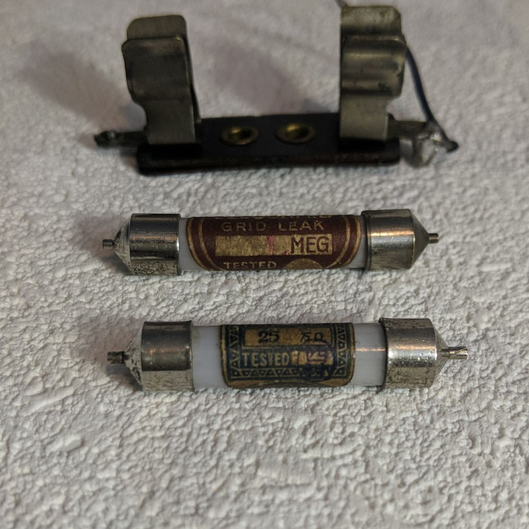 超希少品　大正時代蓄音器ヒューズ2本とソケット　(日本製)　METRA　日本無線 超希少品大正時代蓄音器ヒューズ2本とソケット(日本製)METRA日本無線