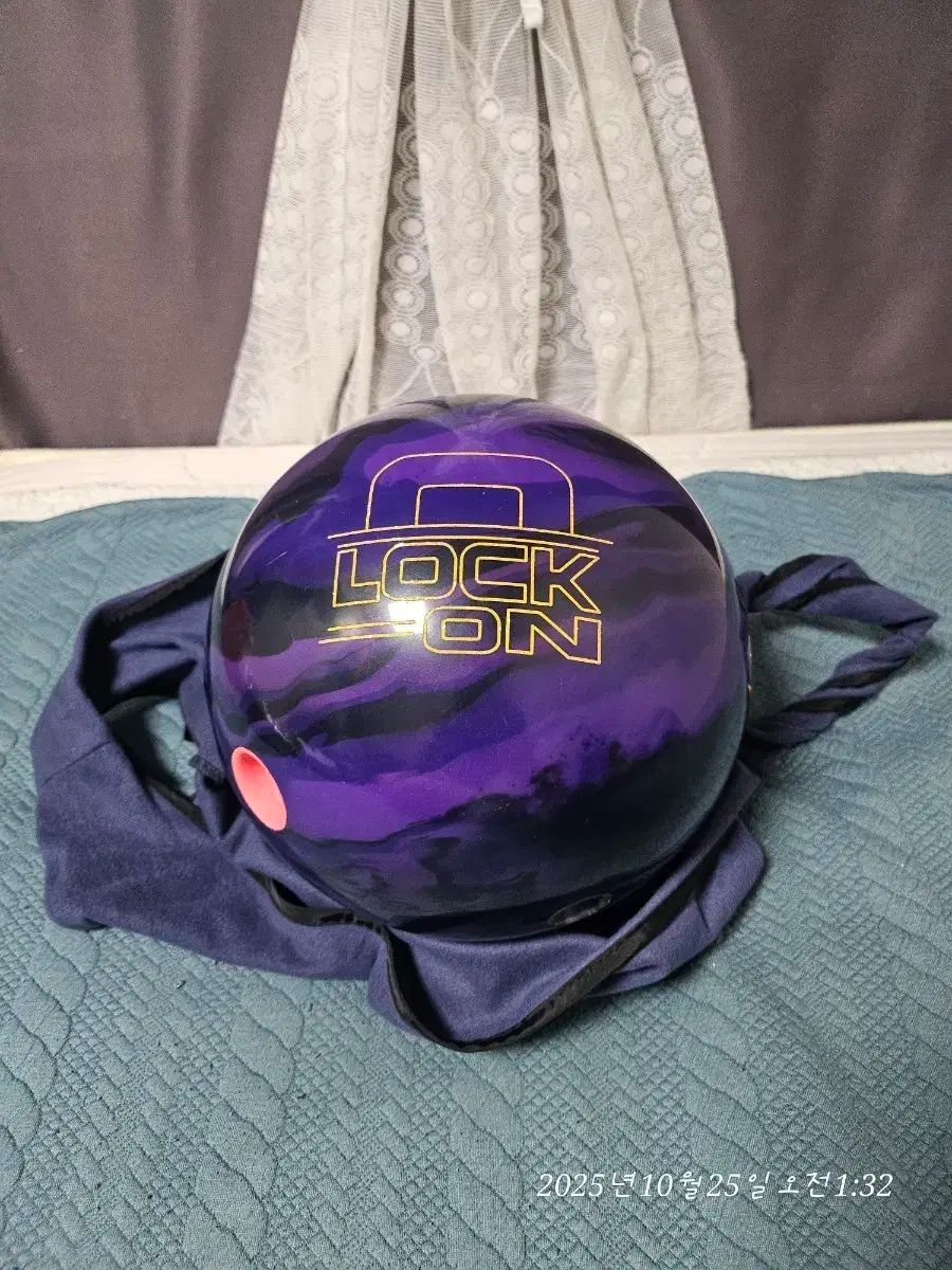 ブラックウィドウ ピンクウレタン ボウリングボール 13ポンド Amazon