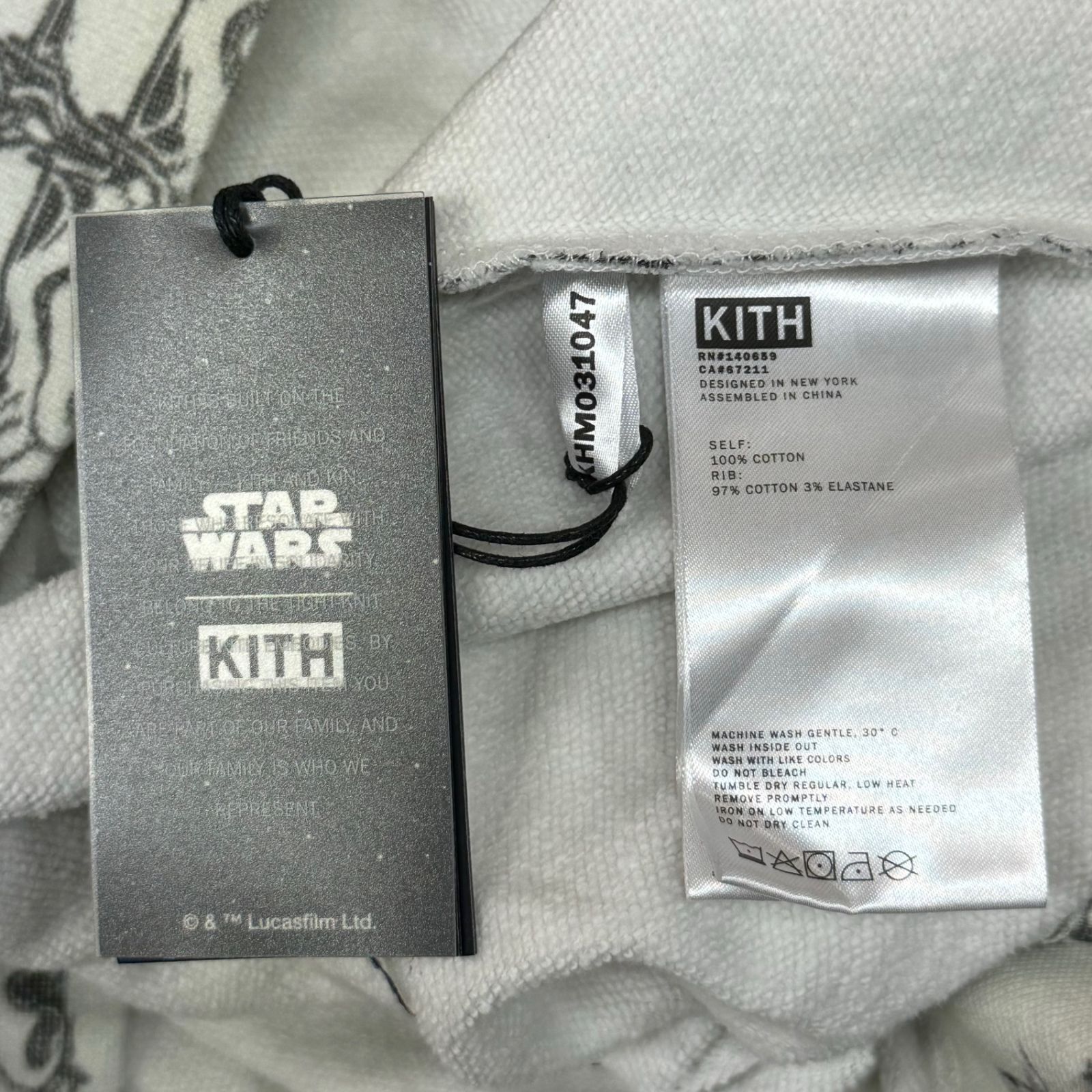 新品 Kith × Star Wars Darth Vader Illustration Hoodie ダースヴェイダーイラストレーションフーディー  パーカー キス スターウォーズ コラボ KHM031047 ホワイト L 71124A5 - メルカリ