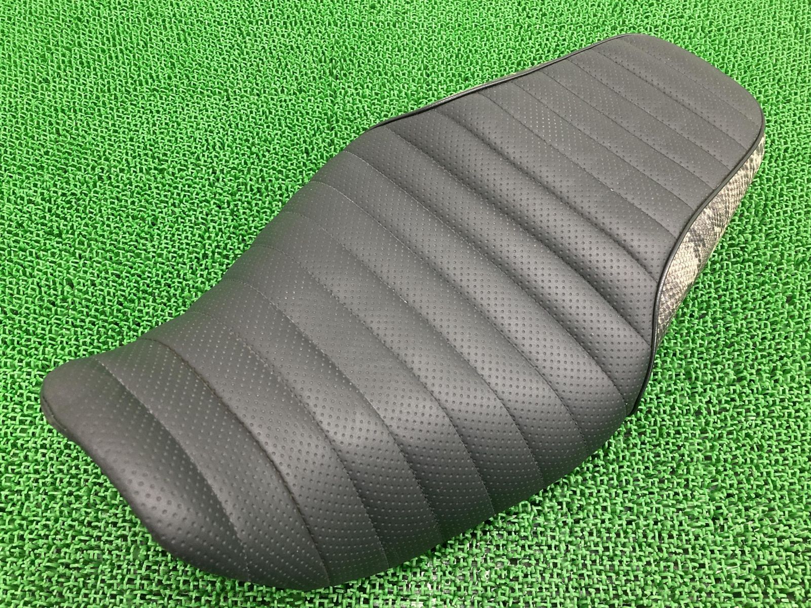グロム シート 77200-K26-B000 ホンダ 純正 中古 バイク 部品 JC61後期 JC75 タックロール ヘビ柄 カスタムシート 車検 Genuine