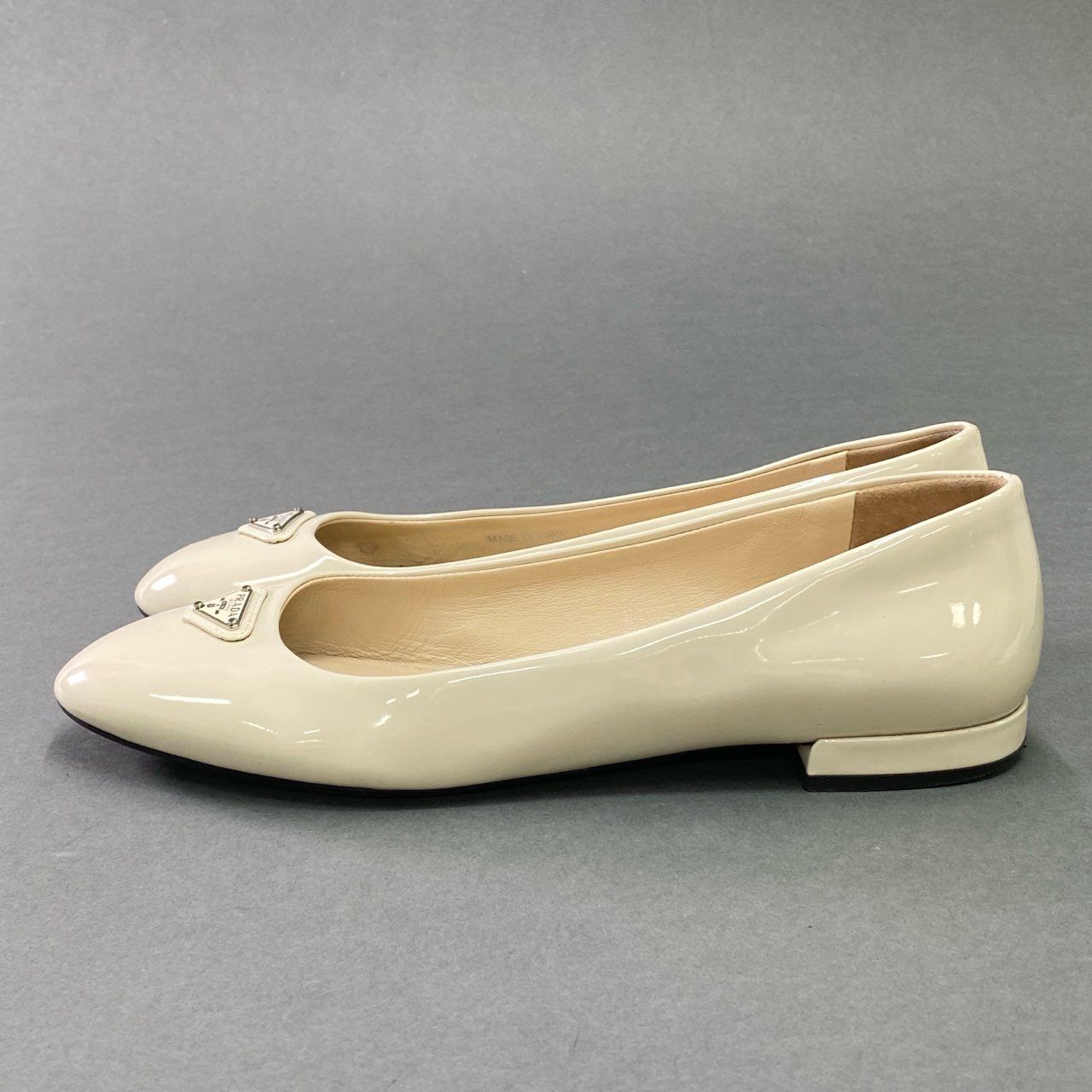 25.0最終値下げ【極美品】PRADA ベージュエナメル フラットパンプス 25.0最終値下げ【極美品】PRADA ベージュエナメル フラット