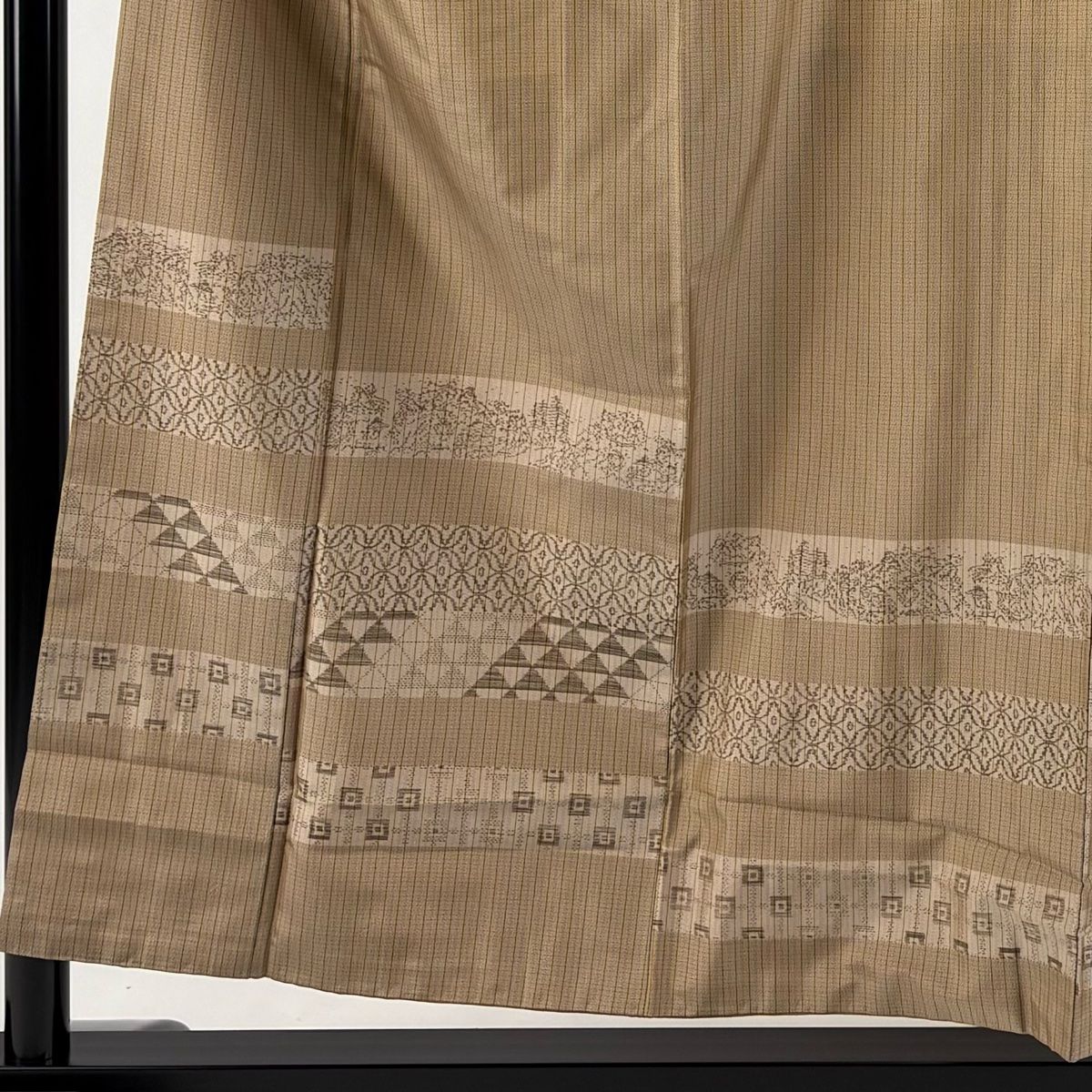 付下げ 身丈156cm 裄丈63cm S 袷 大島紬地 屋久杉染 証紙 縞模様 鱗文 薄茶色 正絹