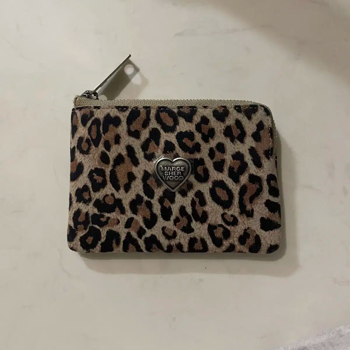 MARGESHERWOOD 財布 レオパード スエード 人気定番の MARGESHERWOOD スエード レオパード 財布 小物 - 小物