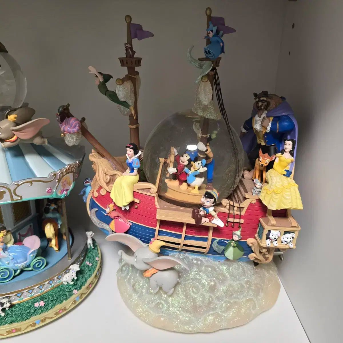 ディズニー　スノードーム2つ　オルゴール ブックエンド ディズニー スノードーム2つ オルゴール ブックエンド Disney