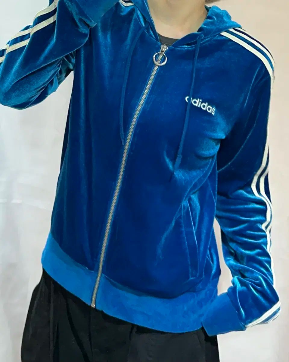 アディダス ツアーベルベット ジップアップ