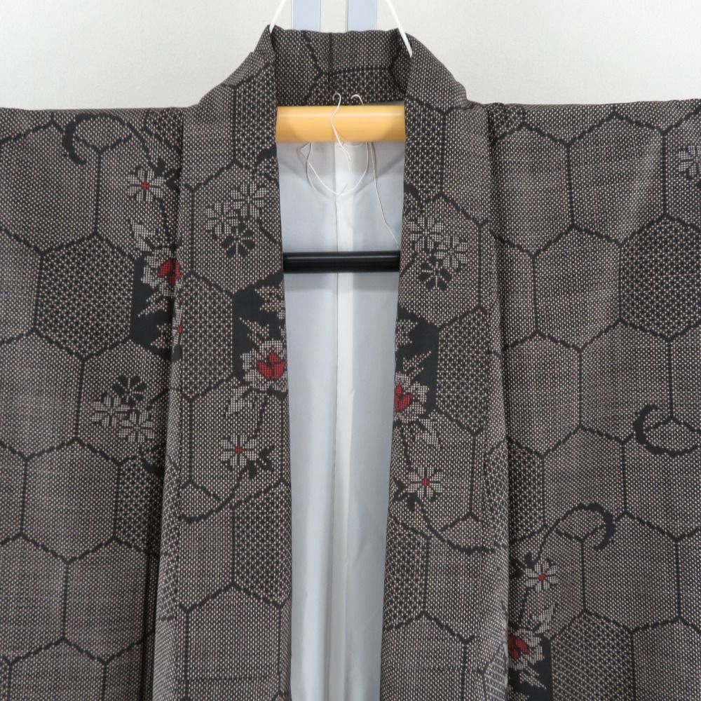 紬 着物 大島紬 黒色x茶色x赤色 亀甲に小花模様 袷 広衿 正絹 仕立て