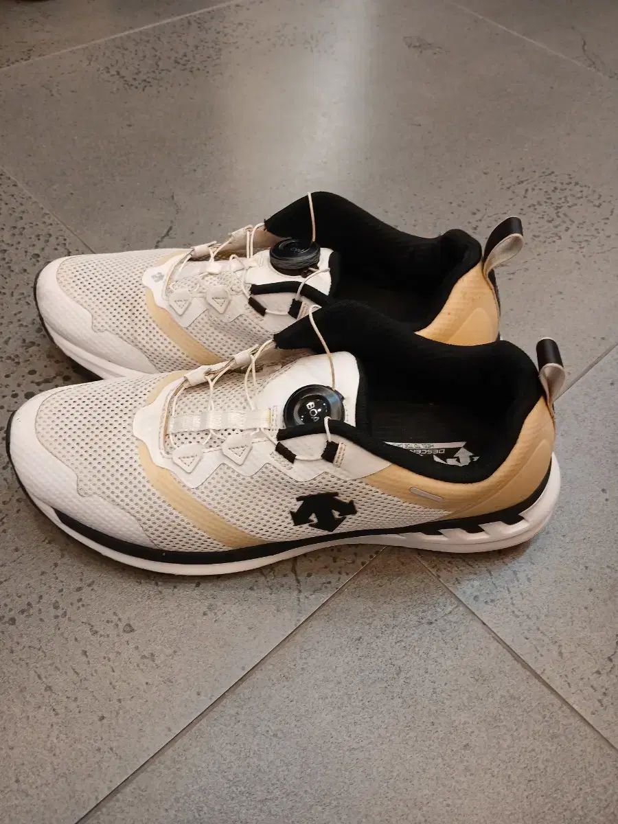 DESCENTE デサント