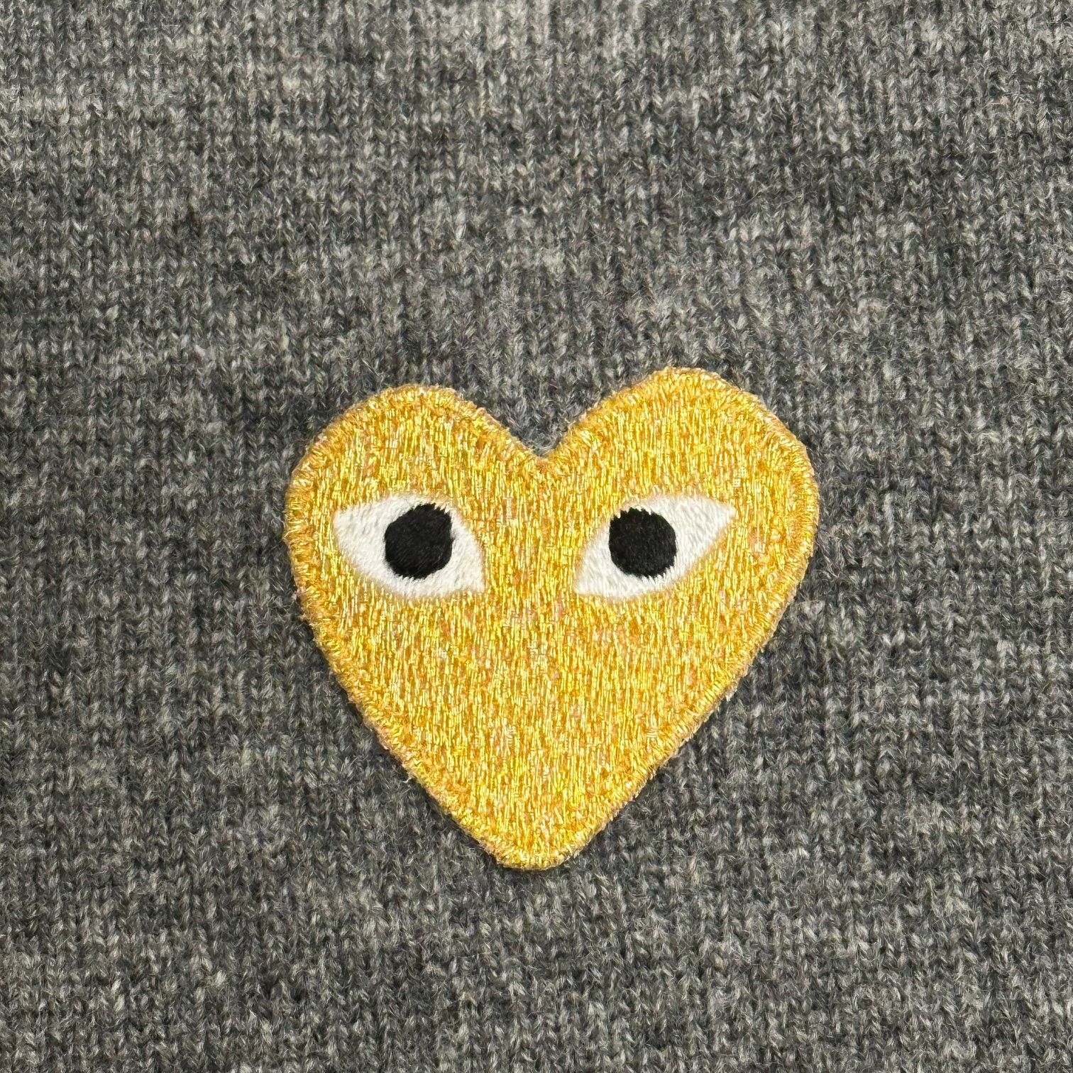 新品未使用PLAY COMMEdesGARCONS刺繍 カーディガン 参考上代31900円 未使用品 PLAY Comme des Garçons V-Neck Cardigan