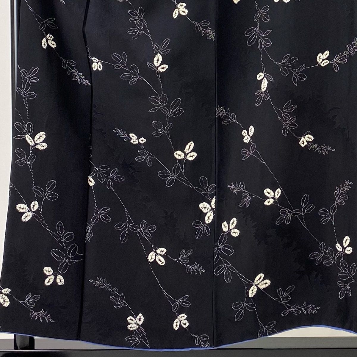 小紋 袷 黒地 袷 断捨離SALE 小紋 身丈155.5cm 裄丈63.5cm S 袷 萩 地紋 絞り 黒 正絹 秀品