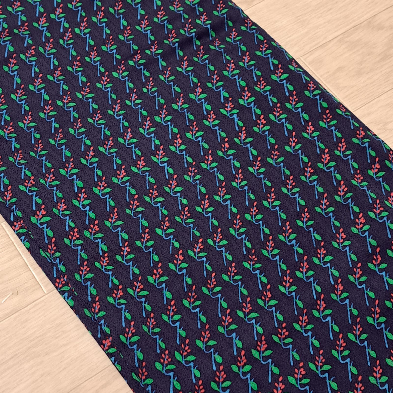 小紋】裄68 身丈160 袖53 正絹 袷 濃紺地に小さな赤い花 め