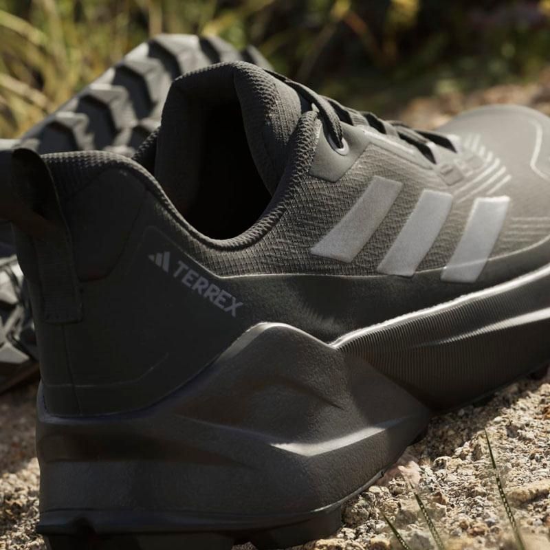 adidas ハイキングシューズ