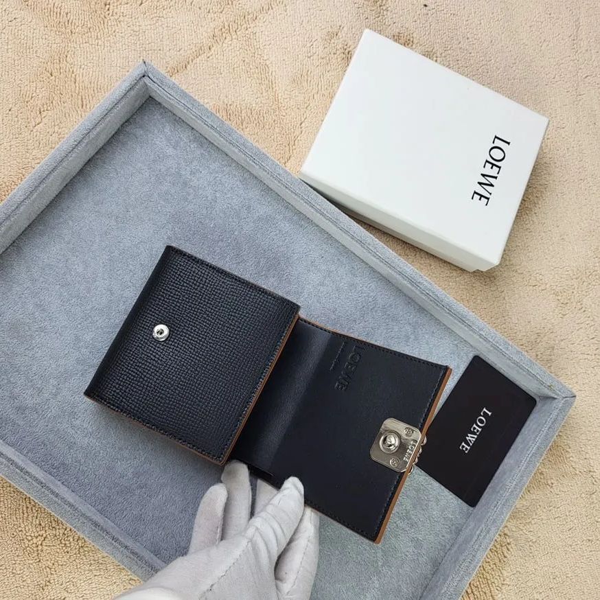 LOEWE - LOEWE(ロエベ) 2つ折り財布 - 黒 ラウンドファスナー レザーの通販 by ブランディア｜ロエベならラクマ