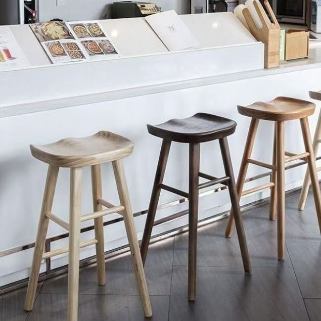 木製の椅子の所有者はすでに多くの騒音を立てています