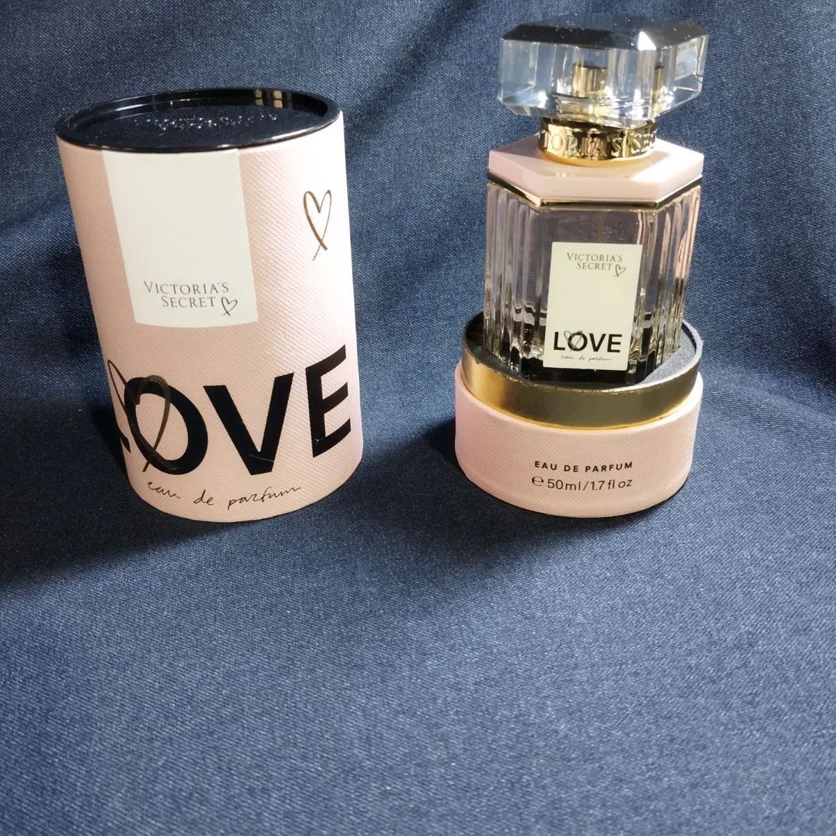 VICTORIA'S SECRET／ヴィクトリア・シークレット　LOVE　ラブ・オード・パルファム　50ml　香水　C1239