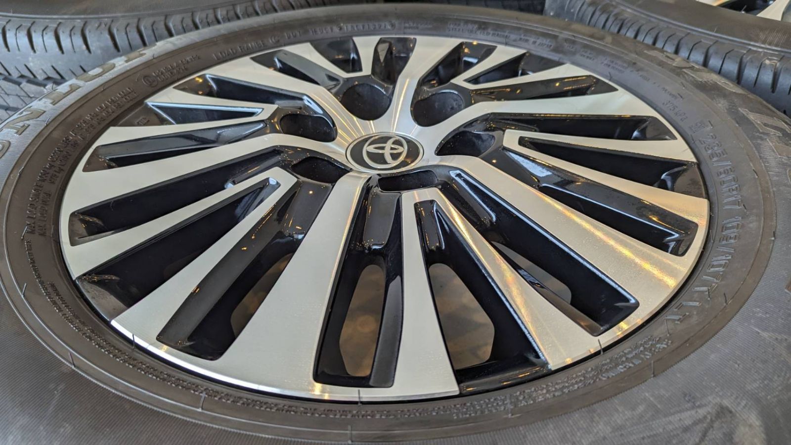 タイヤホイール4本セット】トヨタグランエース 美品 GRANACE 純正