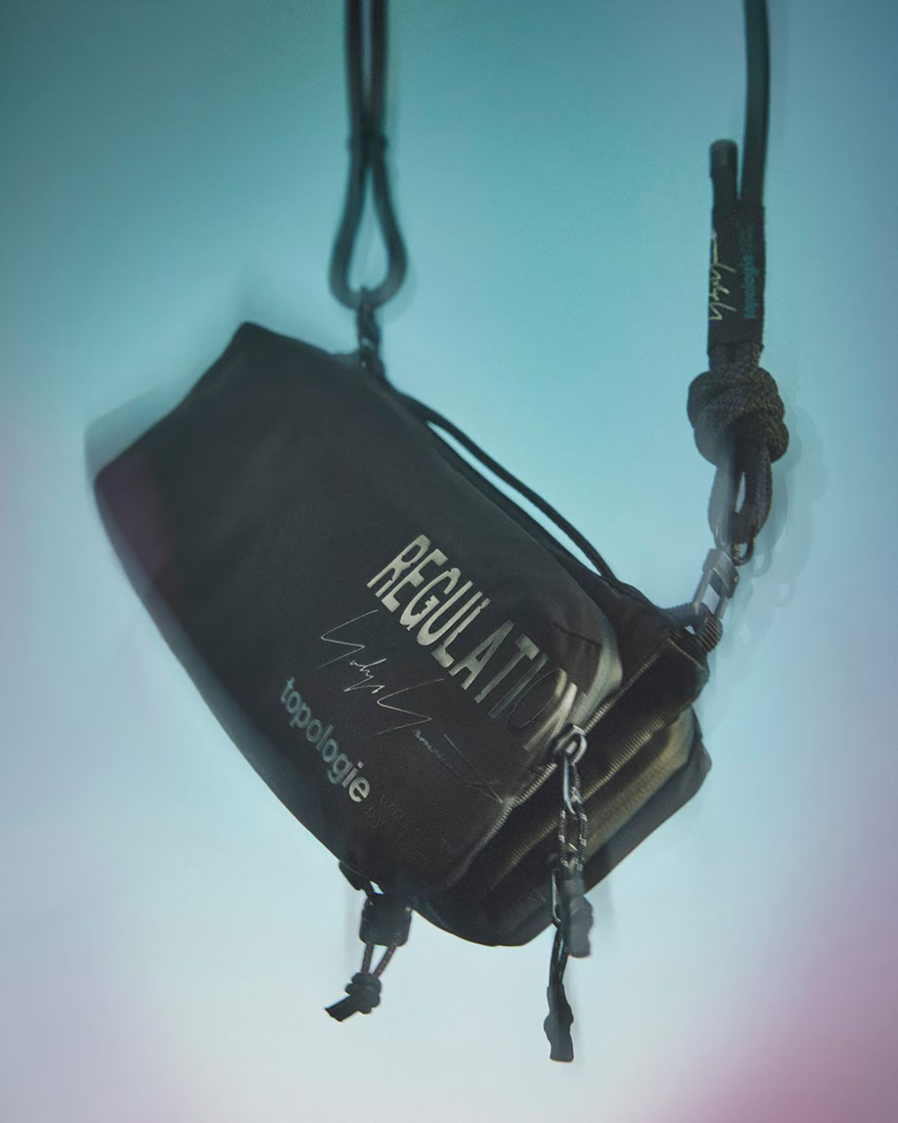 REGULATION Yohji Yamamoto × topologie TECH SATEEN BOTTLE SACOCHE 2025AW レギュレーション ヨウジヤマモト トポロジー テック サテン ボトル サコッシュ ミニバッグ ショルダー
